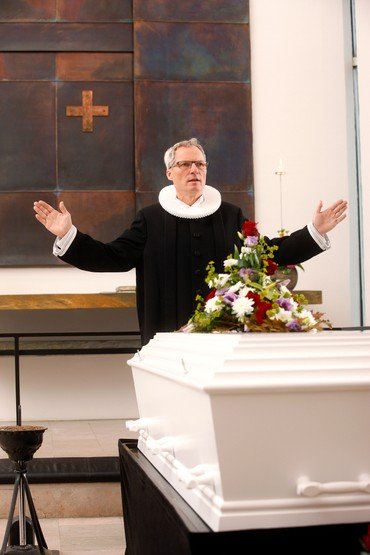 Præst ved begravelse